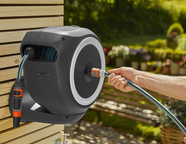 Gardena Wand-Schlauchbox RollUp M 20 m: Flexible Bewässerung für mittelgrosse Gärten, schwenkbare Sc