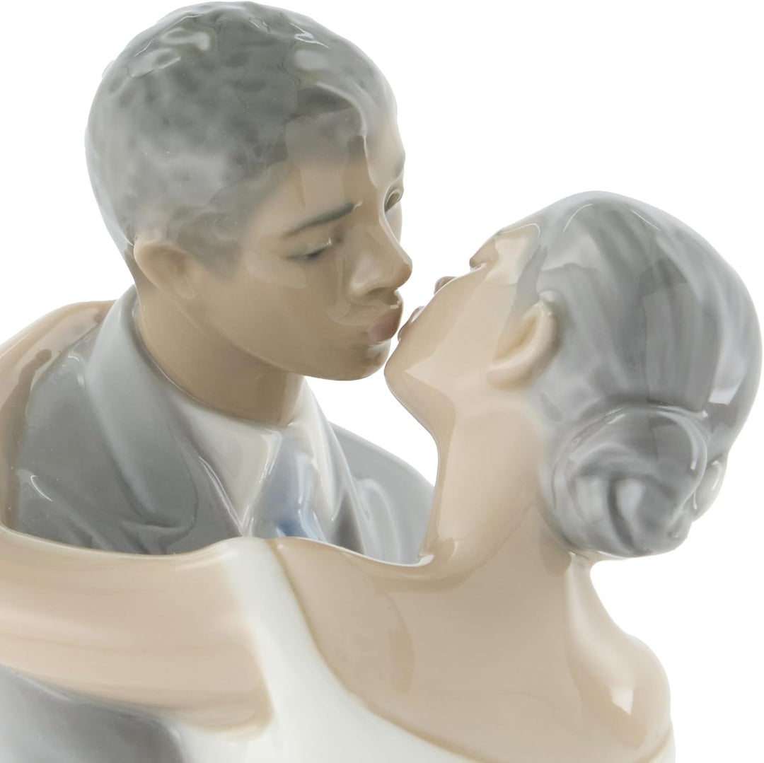 NAO Porcelain by Lladro A KISS Forever (TM) (Bride & Groom, Marriage, Wedding, Collection) 2001632