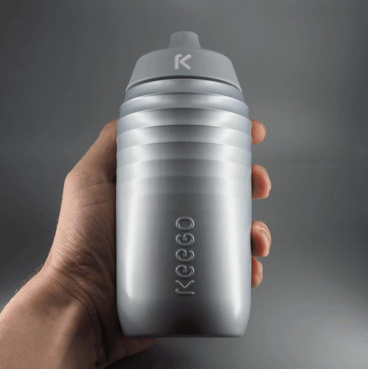 KEEGO | Die Evolution der Sportflasche | Elastisches Titan | Schützt vor Plastik im Wasser | Leicht