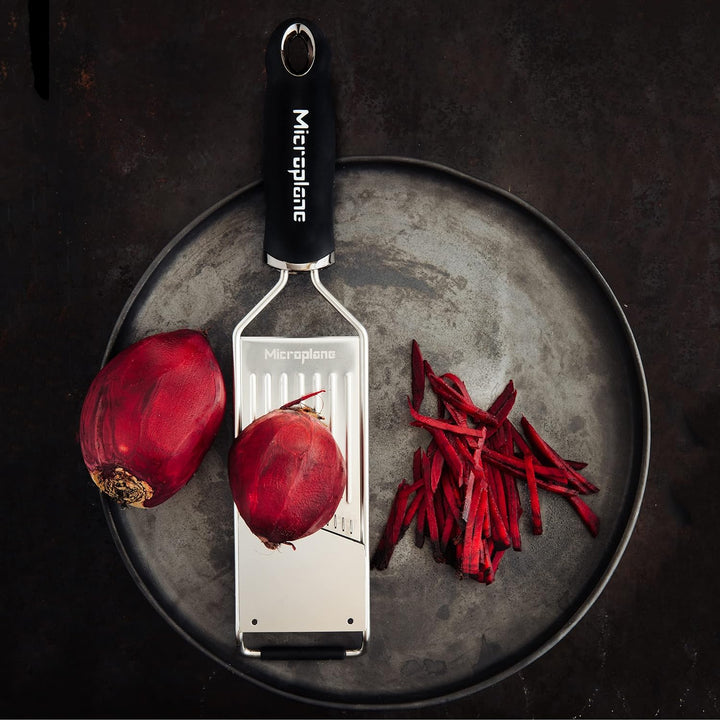 Microplane Profi Julienne Gemüsehobel für Kartoffel, Apfel, Karotte, Zucchini und Rotkohl in Schwarz