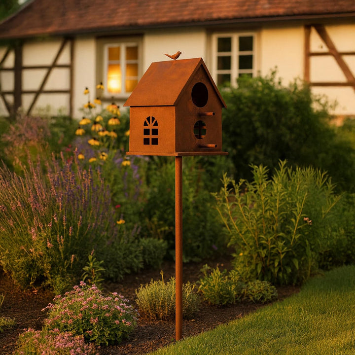 UNUS Vogelhaus mit Stab Metall Rost ca. 126 cm wetterfest dekoratives Vogelhaus Garten Terrasse Balk