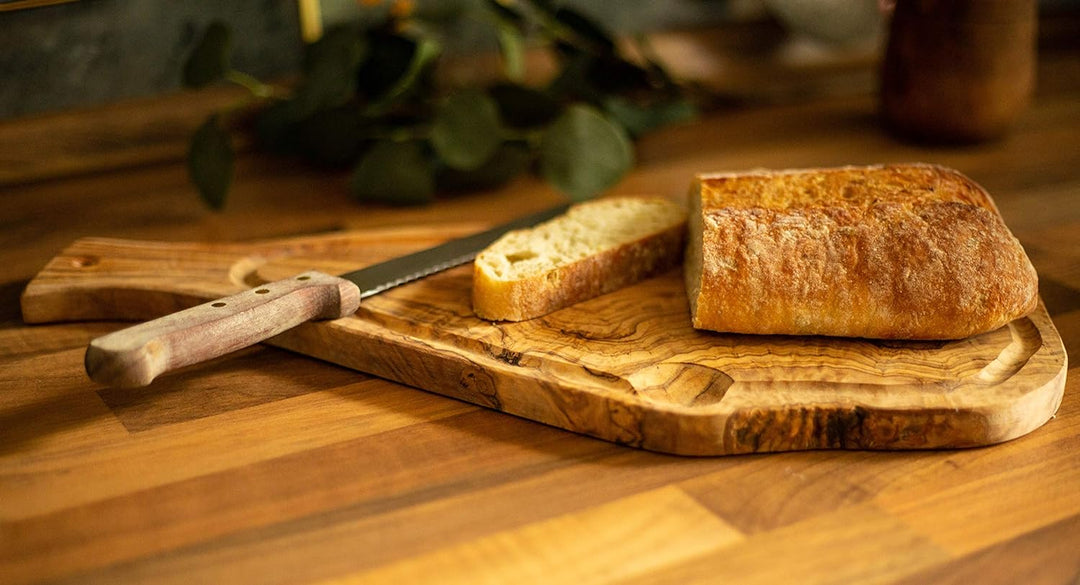 Benera Oliveholz Schneidbrett Küchenbrett 45cm mit Griff und Saftrille auch zum Servieren und Anrich