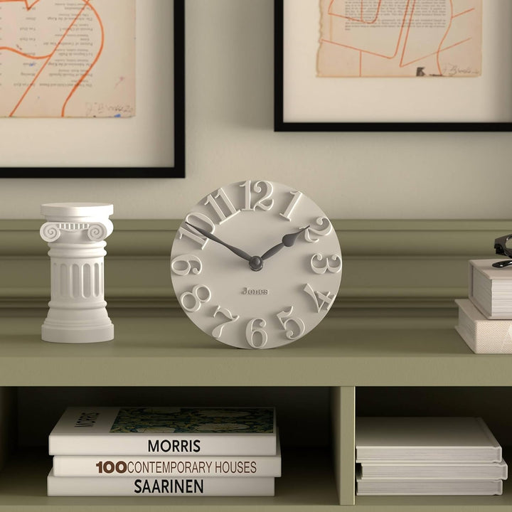 JONES CLOCKS® Hampstead Schreibtisch Uhr | Freistehend | Hellgrau | Elegante, erhabene Ziffern | Ide