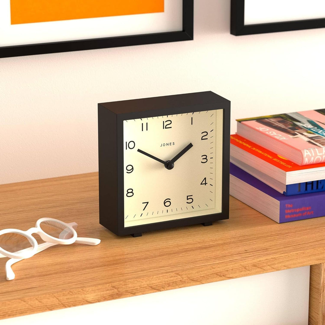 JONES CLOCKS® 'Disco' Schreibtischuhr – Elegantes, quadratisches Design in Schwarz, stilvoll und gut