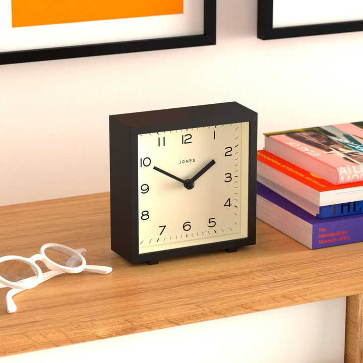 JONES CLOCKS® 'Disco' Schreibtischuhr – Elegantes, quadratisches Design in Schwarz, stilvoll und gut