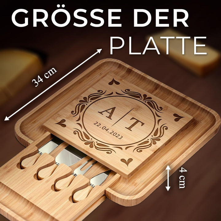 Maverton Käsebrett Servierplatte mit Gravur + 4er Käsemesser Set - aus Holz - 34x34cm - Geschenke fü