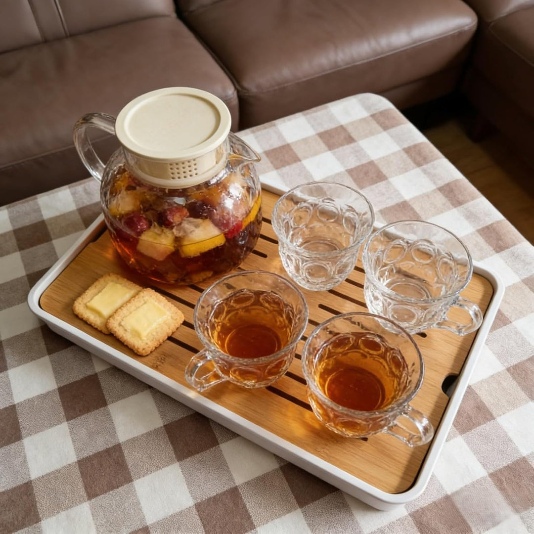Tee Kannen Set 6-teilig – Besser im Glas Teekanne mit Filter & 4 Tassen auf Bambusbrett – Teeset mit