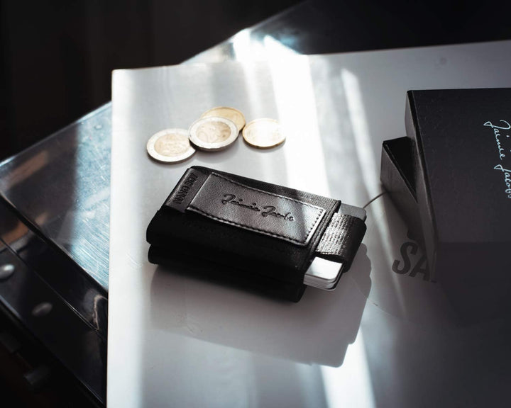 Jaimie Jacobs Nano Boy Pocket mit Gravur Slim Wallet Minimalistische Geldbörse mit Münzfach (Schwarz