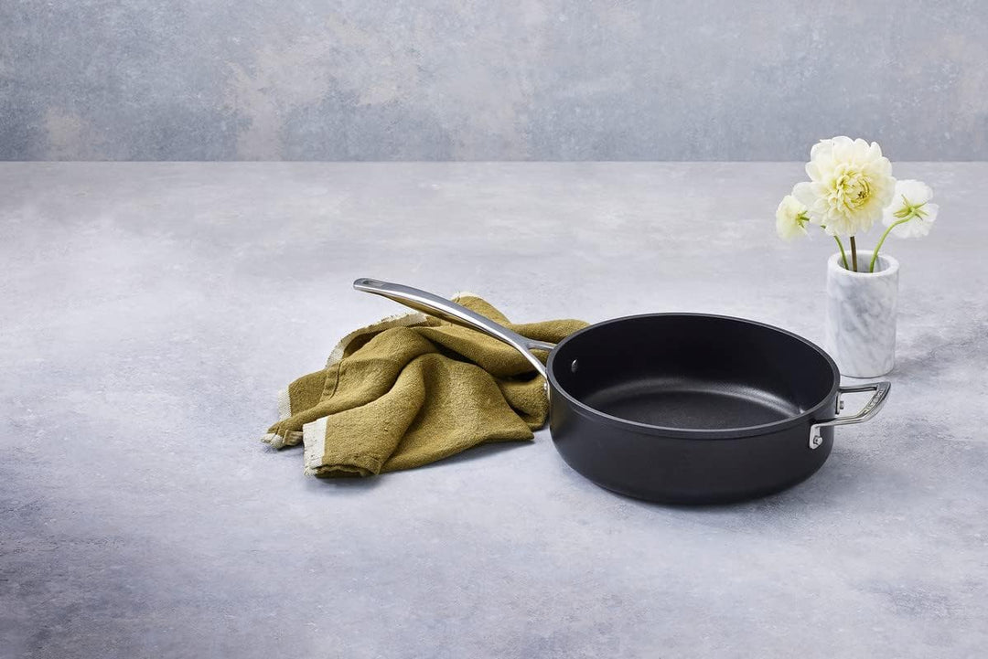 Le Creuset Aluminium-Antihaft Sautépfanne mit Gegengriff, Ø 26 cm, Für alle Herdarten inkl. Induktio