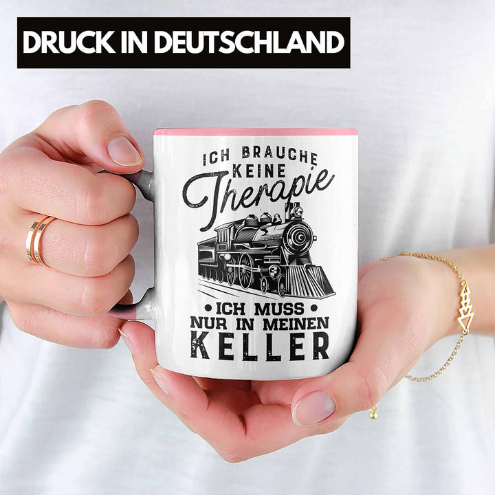 Trendation - Modelleisenbahn Tasse Geschenk für Eisenbahner Spruch Ich Muss In Meinen Keller (Rosa),