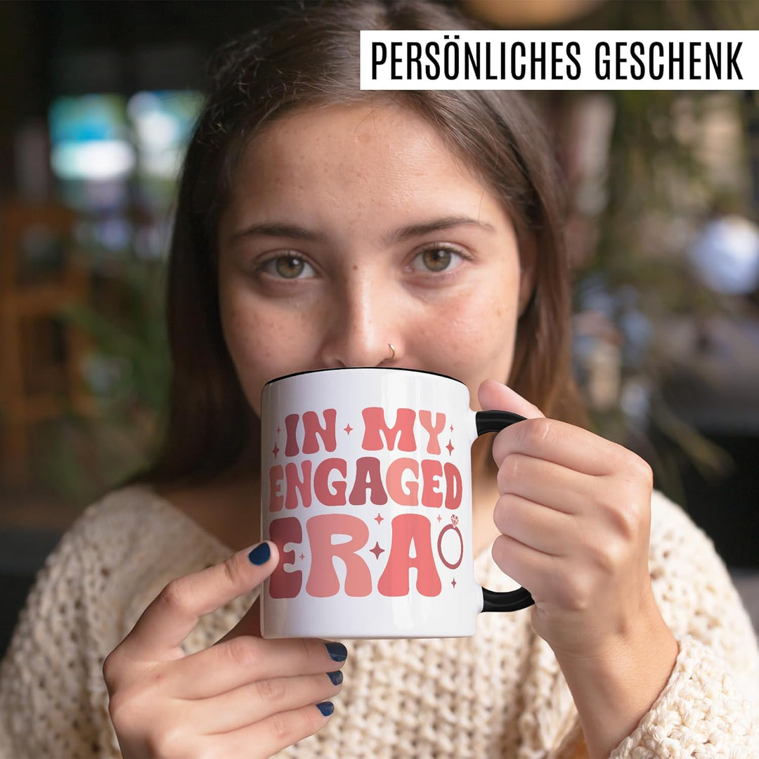 Verlobung Tasse mit Spruch – Geschenk In my engaged Era – Kaffeetasse 330ml aus Keramik – Paar Liebe