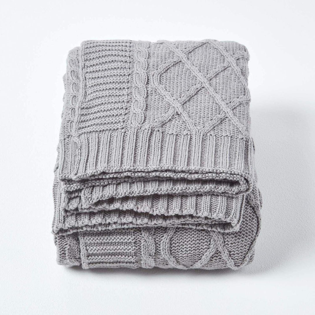 HOMESCAPES gestrickte Tagesdecke mit Zopfmuster, weiche Wohndecke, grau, 100% Baumwolle, Strickdecke