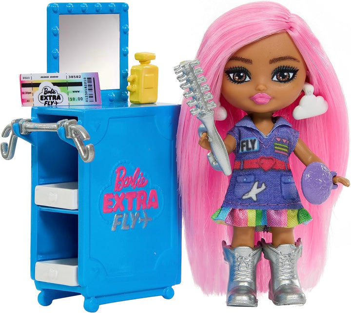 BARBIE Extra Fly - Luxuriöses pinkes Flugzeug mit Mini Puppe und 15 Zubehörteilen, herzförmigen Fens