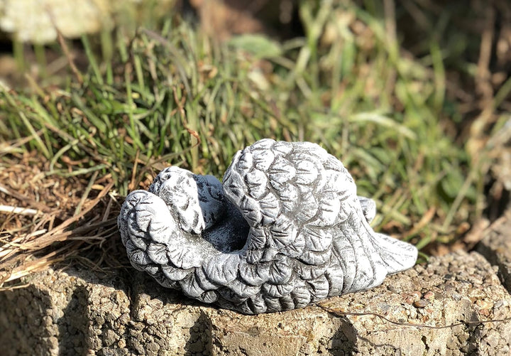 stoneandstyle Steinfigur Kleiner Baby Engel im Flügel Grabschmuck frostfest wetterfest
