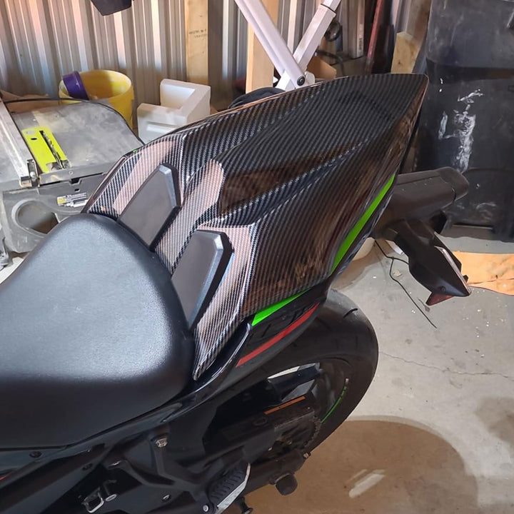 Midimttop Kompatibel mit Ka-wa-sa-ki Ninja650 Z650 Sitz Abdeckung Hinten Sozius Harte Solo Sitz Guge