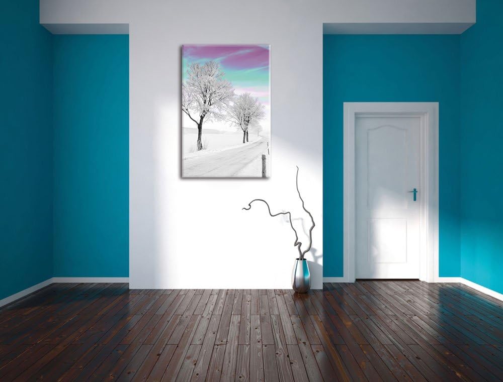Schneebedeckter Baum in schöner Winterlandschaft schwarz/weiss, Format: 80x120 auf hochkantiges Lein