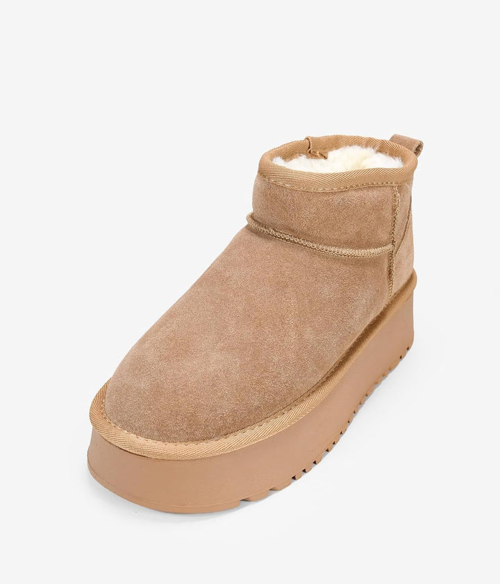 BOSANOVA Schneestiefel aus Spaltleder mit niedrigem Schaft von 8 cm, Logo-Detail, Fellfutter und 4,5