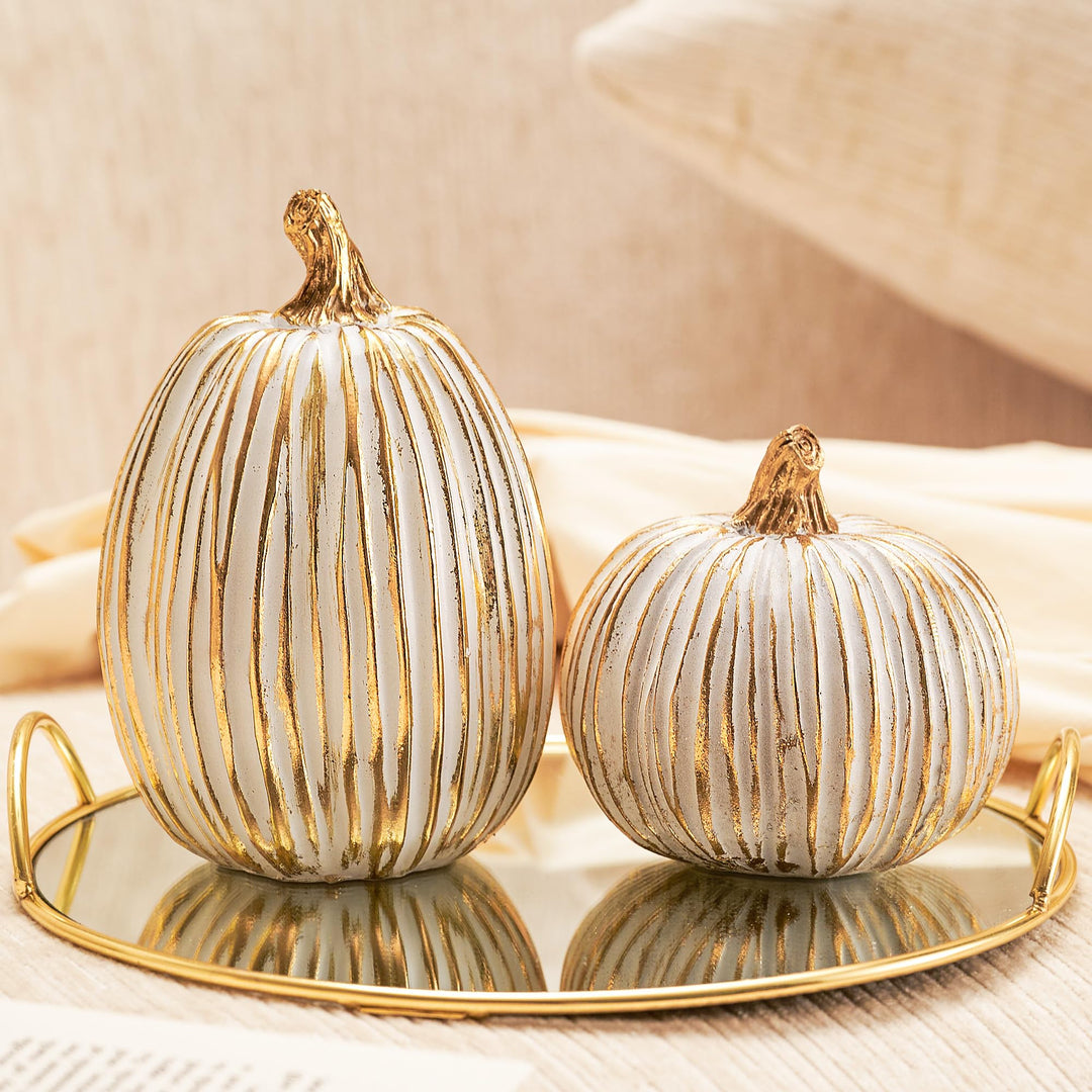 DN DECONATION 2er Set Deko Kürbisse – Geschnitzte Kürbisdeko aus Kunstharz Weiss & Gold – Herbstdeko