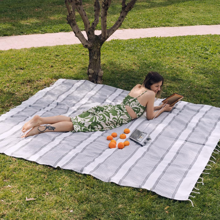 MOMOMUS Stranddecke XXL 210 x 240 cm, Grosse Picknickdecke, Grau | Strandtuch XXL zum Ausbreiten und