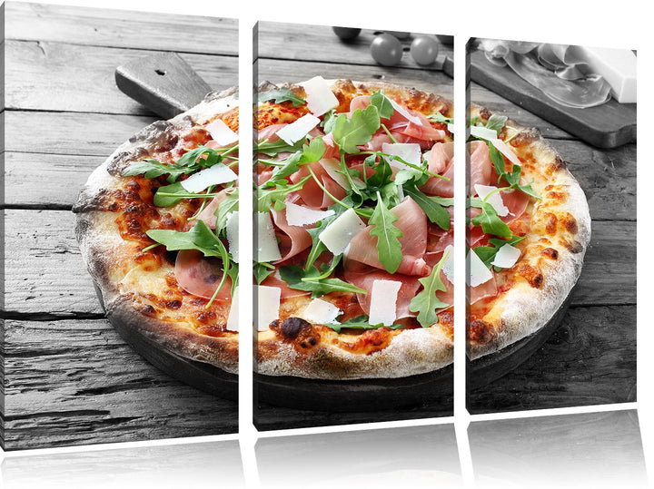 Pixxprint Prosciutto Pizza mit Rucola und Parmesan auf rustikalem Holztisch B&amp;W Detail 3-Teiler Lein