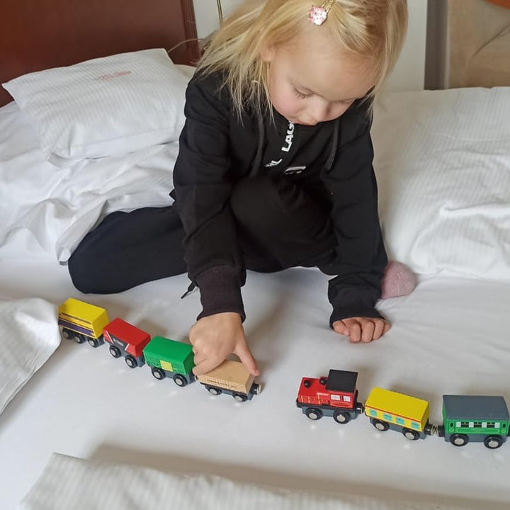 KRUZZEL Holzeisenbahn Set mit Organizer 3 Lokomotiven 9 Waggons Magneteisenbahn Montessori 23522