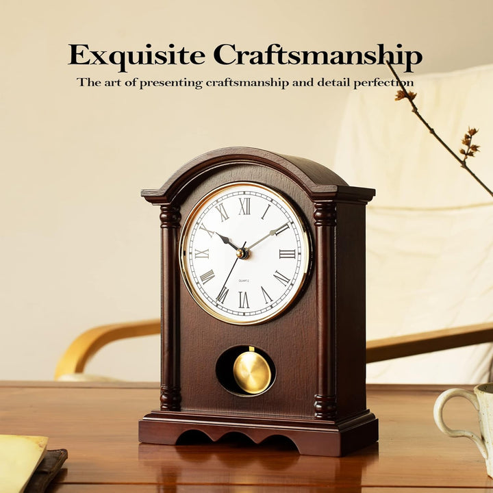 Klassische Kaminuhr – Elegante Tischuhr im Holzdesign mit goldfarbenem Pendel, Vintage Standuhr für