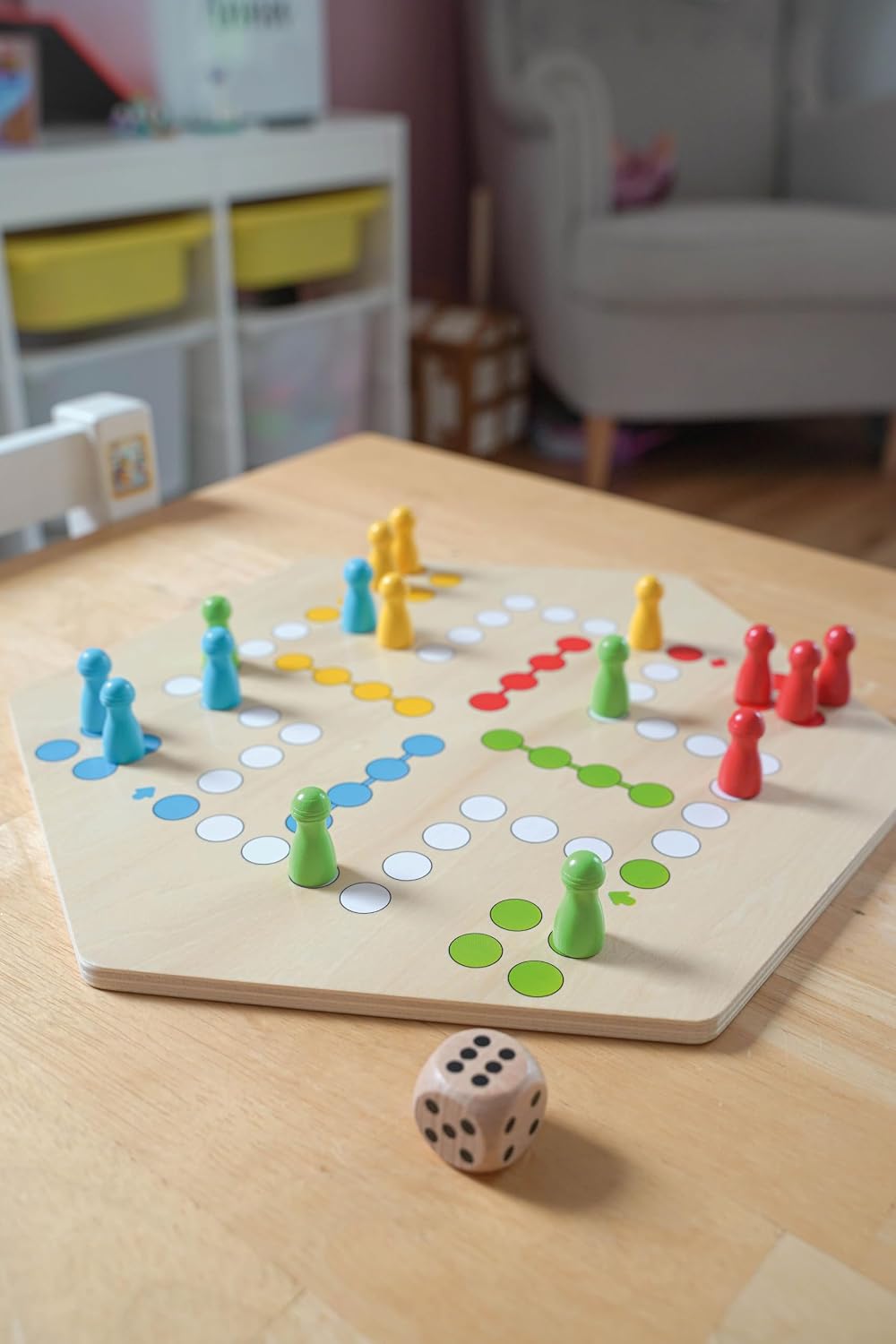 goki 56298 – Ludo für bis zu 6 Spieler aus Holz – Gesellschaftsspiel im XL-Format, Durchmesser ca. 3