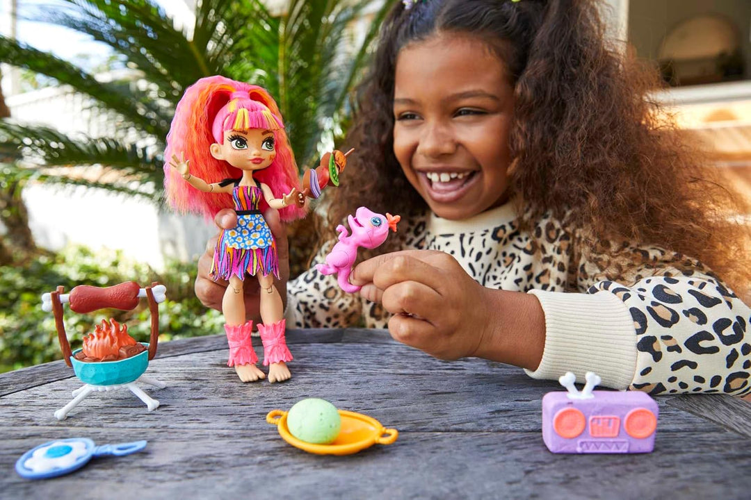 Mattel Cave Club GNL96 - Wilder Grillspass mit Emberly Spielset & Puppe und Zubehörteilen, Reise in