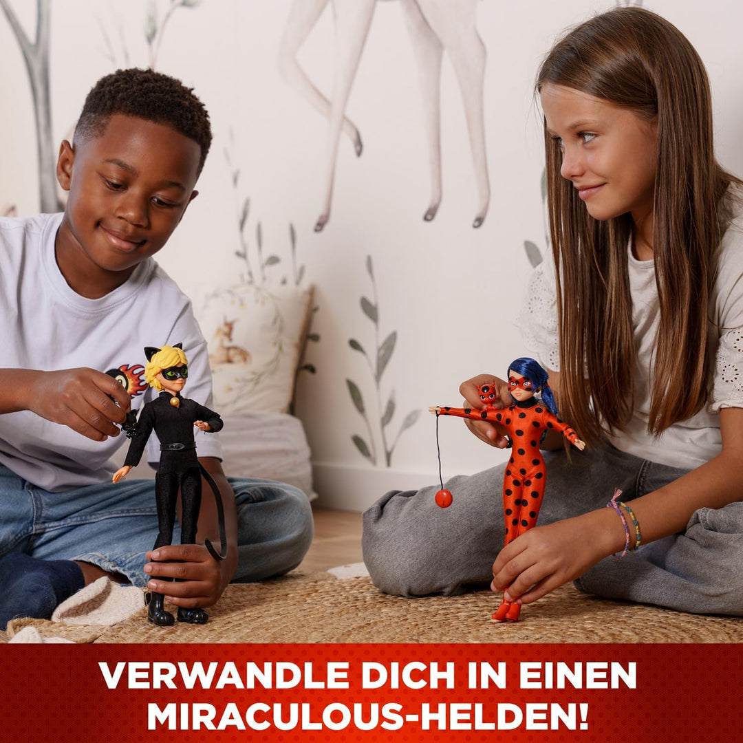 BANDAI – Miraculous – 2er-Pack Marinette und Adrien Puppen mit 2 Outfits (Ladybug & Cat Noir), Zubeh