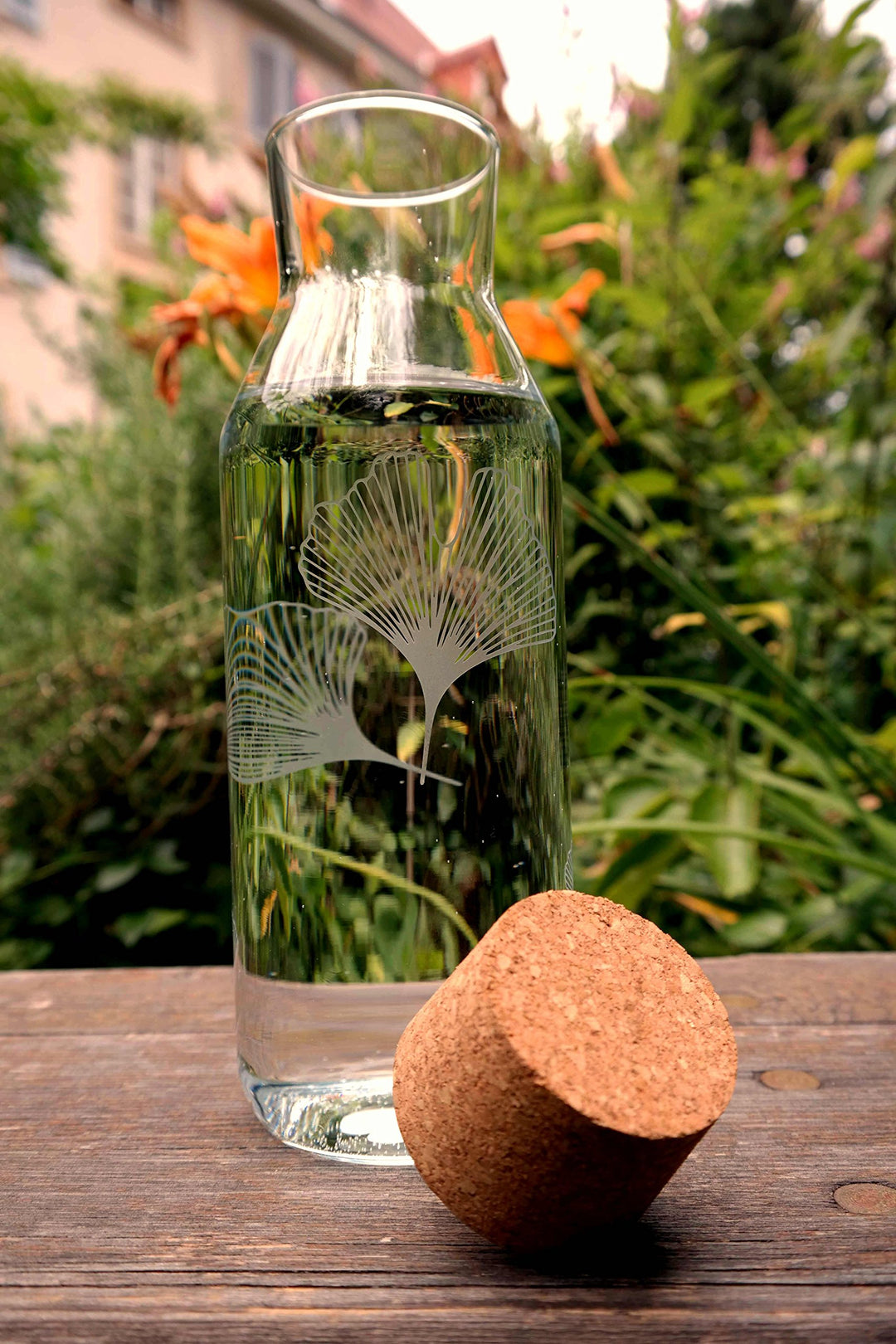 freiglas - 1l Glas-Karaffe Korkverschluss *Ginkgo* Motiv sandgestrahlt von freiglas