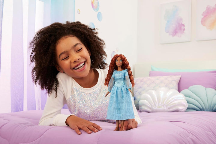 DISNEY Arielle, die Meerjungfrau - Menschliche Version im blauen Kleid mit beweglichen Gelenken und
