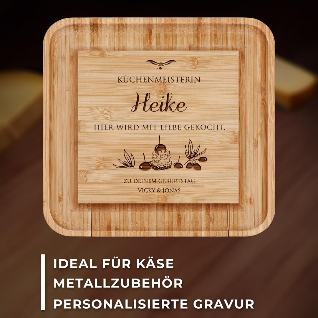 Maverton Käsebrett Servierplatte mit Gravur + 4er Käsemesser Set - aus Holz - 34x34cm - Geschenke fü