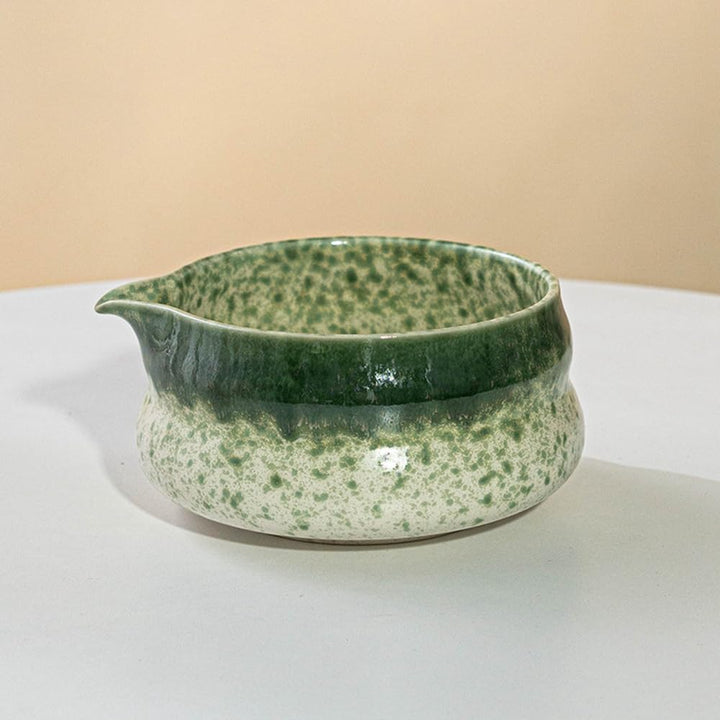 Matcha-Schale aus Keramik mit Ausgiesser, traditionell handgefertigte grosse bauchige glasierte Porz