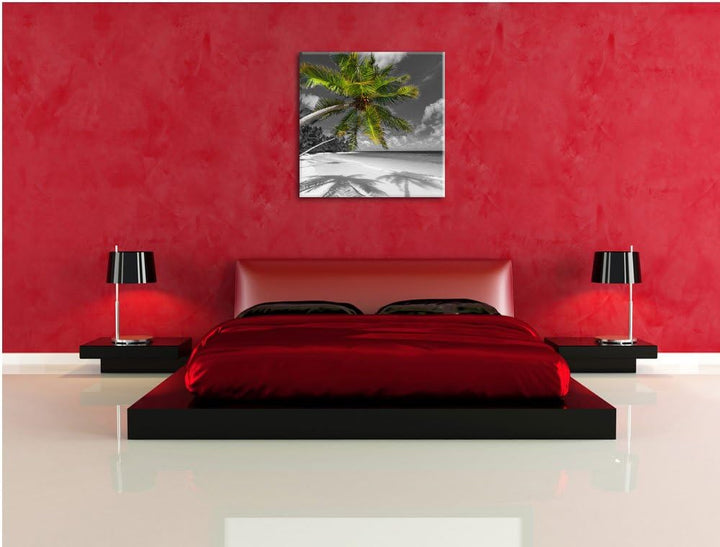 Pixxprint riesige Palem über Strand schwarz/weiss, Format: 70x70 auf Leinwand, 70x70
