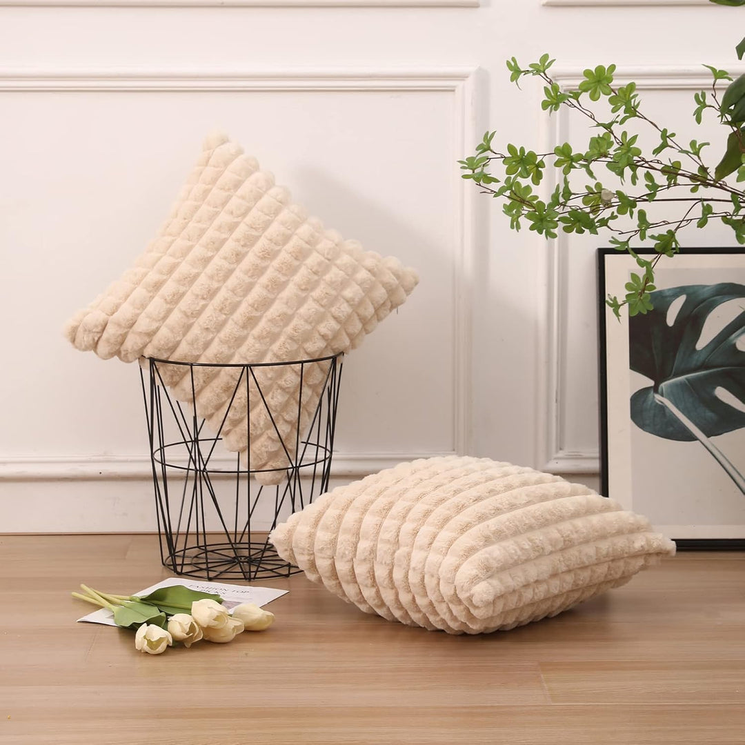 Mandioo 2er Set Super Soft Plüsch Faux Pelz Dekokissen Kissenbezüge 50x50 cm Beige, Plaid Textur Mod