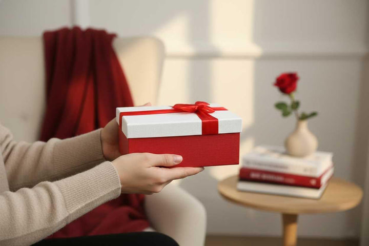 Emartbuy Starre Geschenkbox, 38 x 27 x 10 cm, strukturierte rote Box mit weissem Deckel, braune Inne