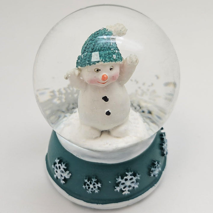 4 x süsse Mini-Schneekugeln Schneemann | Trendfarbe türkis weiss auf Sockel Schneeflocke | Wichtelge