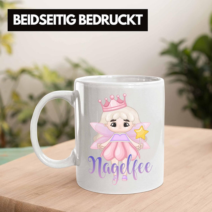 Trendation - Nagel-Fee Tasse Geschenk Nagelstudio Mitarbeiterin Gel-Nägel Spruch Süsse Grafik (Weiss