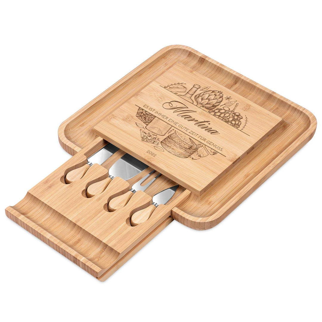 Maverton Käsebrett Servierplatte mit Gravur + 4er Käsemesser Set - aus Holz - 34x34cm - Geschenke fü