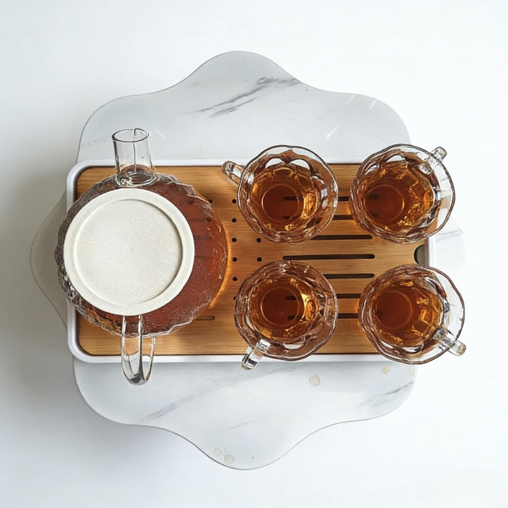 Tee Kannen Set 6-teilig – Besser im Glas Teekanne mit Filter & 4 Tassen auf Bambusbrett – Teeset mit