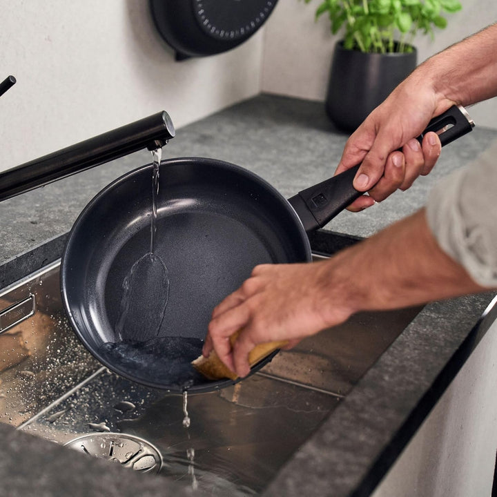ZWILLING Madura Plus Bratpfanne, 28 cm, Keramik-Antihaftbeschichtung, kratzfeste Keramikpfanne für a