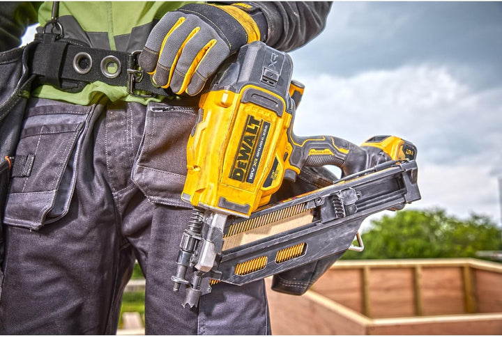 Dewalt 18 Volt Akku-Nagler (90mm) DCN930P2 (für gängige papier- und drahtgebundene D-Kopf Nägel, Mag