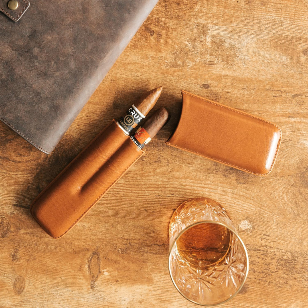 CASE ELEGANCE Zwei Reisezigarrenboxen aus veganem Leder und in Kastanien Braun Monogrammierter Reise