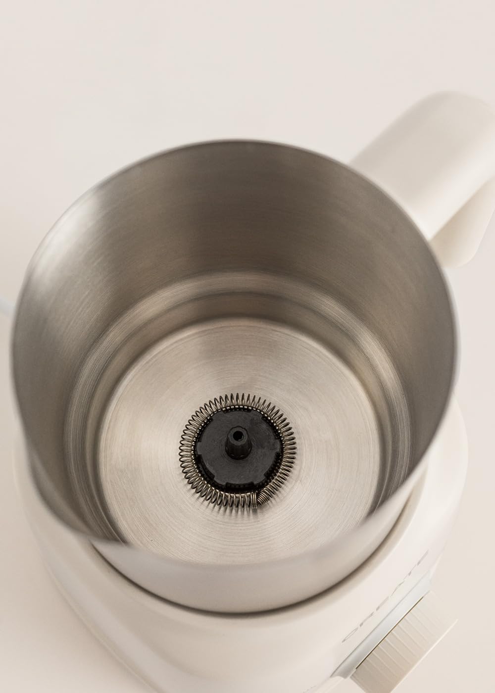 CREATE/MILK FROTHER RETRO/Milchaufschäumer und -erhitzer mit abnehmbarem Krug Cremeweiss/Magnetische