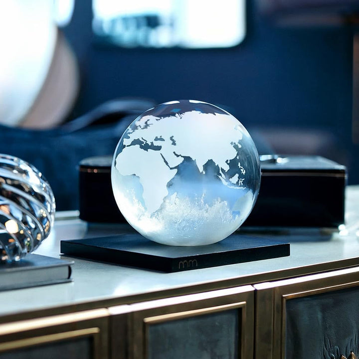 mikamax Earth Storm Glass – Dekoratives Wetterglas mit Weltkarte – Glaskugel mit Holzsockel – Zur An