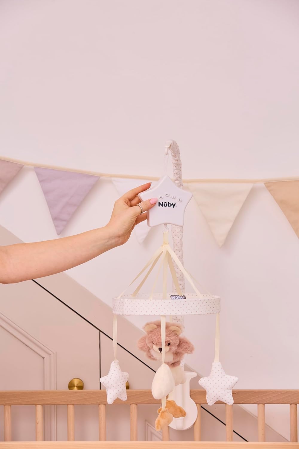 Nuby Biscuit der Bär – Musik-Mobile für Babys – Verstellbarer Arm passt auf jedes Babybett – Beruhig