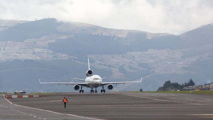 PilotsEYE.tv | QUITO | Cockpitmitflug MD-11F | Lufthansa Cargo | "Lady's trip to the closed strip" |