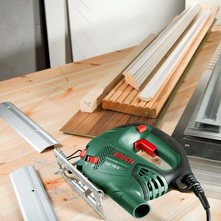 Bosch Stichsäge PST 700 E (1x Sägeblatt, Koffer, 500 Watt) PST 700 E + im Koffer, PST 700 E + im Kof