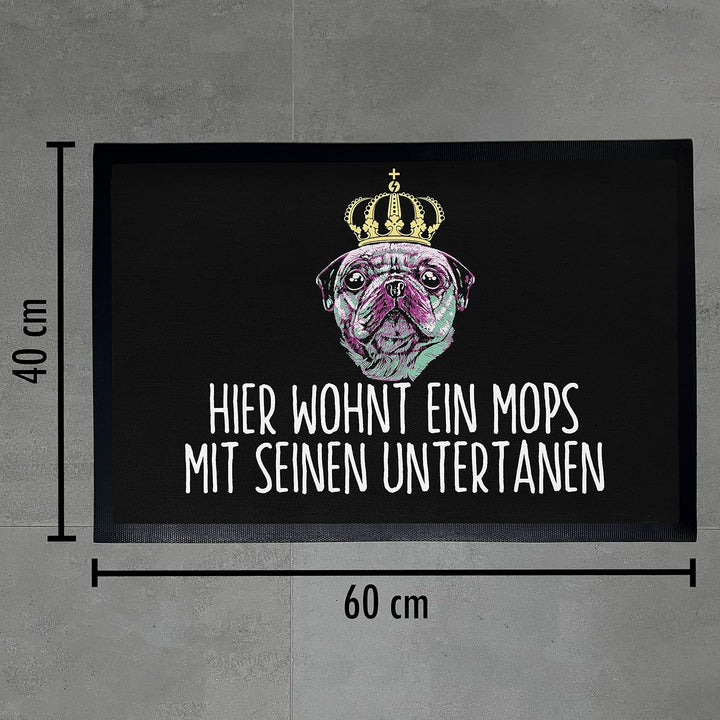 Trendation - Mops Fussmatte Hier Wohnt EIN Mops Mit Seinen Untertanen Fussmatte Mops-Besitzer Gesche