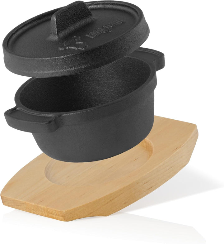 BBQ-Toro Mini Dutch Oven (1 Stück) | Ø 11 cm | Gusseisen Serviertopf mit Holzunterlage | bereits ein